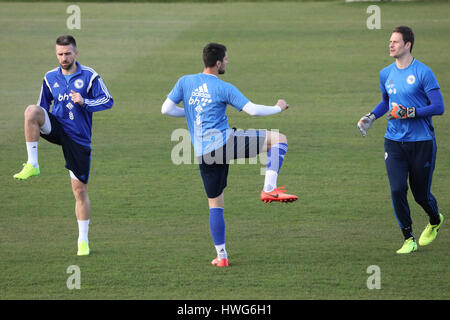 Zenica, Bosnien und Herzegowina. 21. März 2017. Spieler der Fußball-Nationalmannschaft von Bosnien und Herzegowina (BiH) besuchen das Training in Zenica, Bosnien und Herzegowina, am 21. März 2017. Bosnien und Herzegowina spielt zwei Spiele, Qualifikation für die WM gegen Gibraltar in Zenica am 25 März und freundlich mit Albanien am 28. März in Elbasan. Bildnachweis: Haris Memija/Xinhua/Alamy Live-Nachrichten Stockfoto