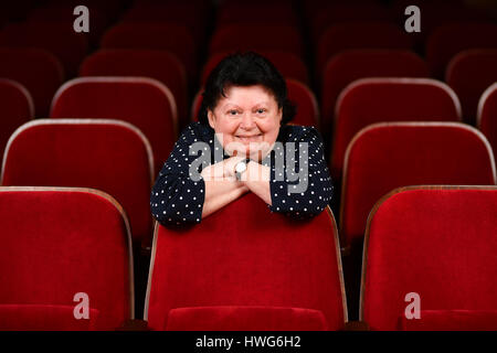 Geschäftsführerin Marie-Louise Mott Sitzt bin 16.03.2017 in Ludwigshafen (Rheinland-Pfalz) Im Mundarttheater "Hemshofschachtel". (Zu Dpa Vom 22.03.2017: Der Pfälzischste «Tatort» Aller Zeiten - Theater Sonnt Sich Im Ruhm) Foto: Uwe Anspach/Dpa (c) Dpa - Bildfunk Stockfoto