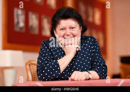 Geschäftsführerin Marie-Louise Mott Sitzt bin 16.03.2017 in Ludwigshafen (Rheinland-Pfalz) Im Mundarttheater "Hemshofschachtel". (Zu Dpa Vom 22.03.2017: Der Pfälzischste «Tatort» Aller Zeiten - Theater Sonnt Sich Im Ruhm) Foto: Uwe Anspach/Dpa (c) Dpa - Bildfunk Stockfoto