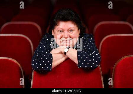 Geschäftsführerin Marie-Louise Mott Sitzt bin 16.03.2017 in Ludwigshafen (Rheinland-Pfalz) Im Mundarttheater "Hemshofschachtel". (Zu Dpa Vom 22.03.2017: Der Pfälzischste «Tatort» Aller Zeiten - Theater Sonnt Sich Im Ruhm) Foto: Uwe Anspach/Dpa (c) Dpa - Bildfunk Stockfoto