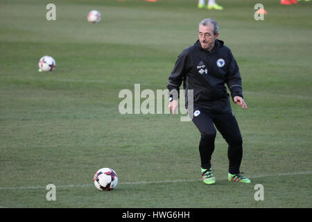 Zenica, Bosnien und Herzegowina. 21. März 2017. Headcoach des Fußball-Nationalmannschaft von Bosnien und Herzegowina (BiH) Mehmed Bazdarevic besucht das Training in Zenica, Bosnien und Herzegowina, am 21. März 2017. Bosnien und Herzegowina spielt zwei Spiele, Qualifikation für die WM gegen Gibraltar in Zenica am 25 März und freundlich mit Albanien am 28. März in Elbasan. Bildnachweis: Haris Memija/Xinhua/Alamy Live-Nachrichten Stockfoto