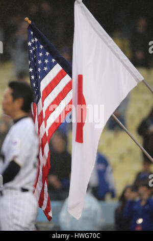 Los Angeles, CA, USA. 21. März 2017. Beide Landesflagge präsentieren sich vor dem Spiel zwischen den USA und Japan, World Baseball Classic Semi-Finals, Dodger Stadium in Los Angeles, CA. Peter Joneleit CSM/Alamy Live News Stockfoto