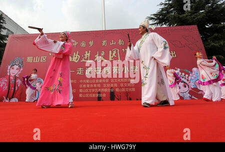 Hefei, Hefei, China. 20. März 2017. Hefei, CHINA-20. März 2017: (nur zur redaktionellen Verwendung. CHINA HERAUS). Studenten genießen Sie die traditionelle Oper Volkskünstler in Hefei, Anhui Provinz Ost-China, 21. März 2017. Bildnachweis: SIPA Asien/ZUMA Draht/Alamy Live-Nachrichten Stockfoto