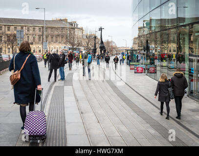 Edinburgh, Schottland - 30. Dezember 2016: Menschen sind auf der Straße und vorbei an Omni Centre in Edinburgh, Scotland, UK Stockfoto