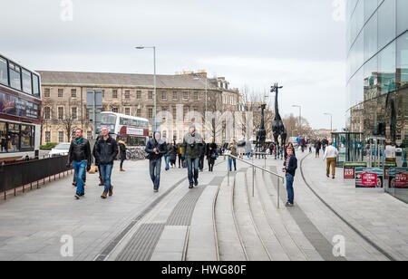 Edinburgh, Schottland - 30. Dezember 2016: Menschen sind auf der Straße und vorbei an Omni Centre in Edinburgh, Scotland, UK Stockfoto
