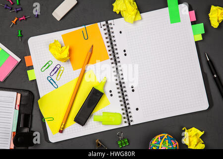 Offenen Notizblock mit Büromaterial Stockfoto