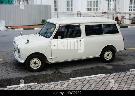 Verlassene alte rostige Auto. Retro-Hintergrund Stockfoto