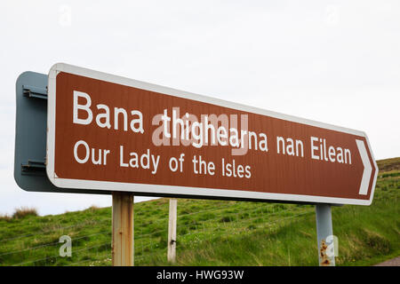 Zweisprachige braunen touristischen Zeichen für unsere Liebe Frau von den Inseln-Statue äußeren Hebriden, Western Isles, Schottland, UK, South Uist, Großbritannien Stockfoto