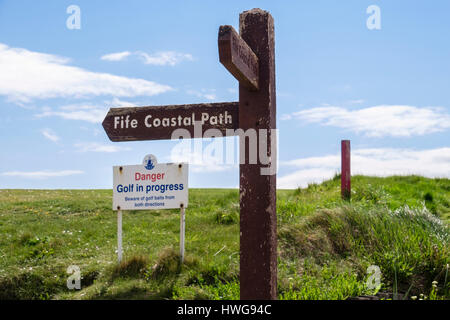 Fife Coastal Path Wegweiser und Gefahr Zeichen durch Earlsferry Links-Golfplatz. West Bay, Elie und Earlsferry, East Neuk of Fife, Fife, Schottland, UK Stockfoto