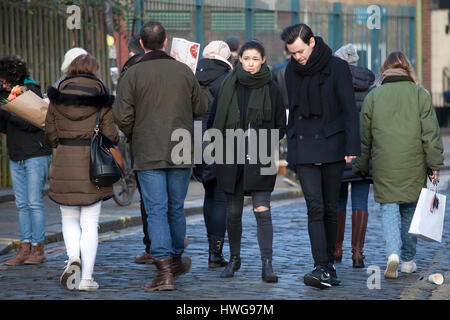LONDON, UK - 22. April 2016: Ein ernster modischen Mann und Frau Spaziergänge entlang der Brick Lane Stockfoto