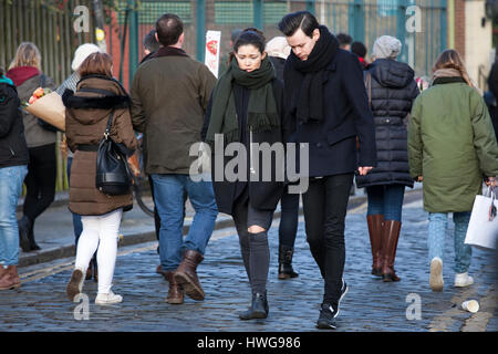 LONDON, UK - 22. April 2016: Ein ernster modischen Mann und Frau Spaziergänge entlang der Brick Lane Stockfoto