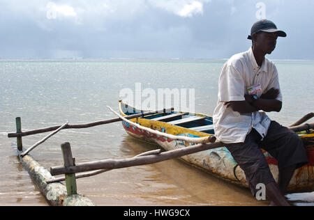 Strand-Begleiter warten auf Kunden zu einer Bootsfahrt auf der Lagune (Madagaskar) Stockfoto