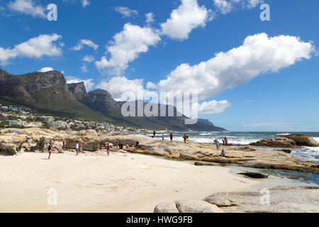 Camps Bay Cape Town-Südafrika - Touristen und Einheimische am Strand von Camps Bay Stockfoto