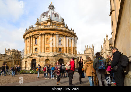 Oxford University Studenten an die Radcliffe Camera, Stadtzentrum von Oxford, Oxford UK Stockfoto