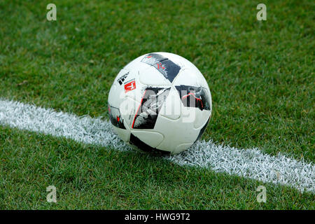 Sport, Fußball, Symbolik, Ball liegt auf dem Rasen, Seitenlinie, Seitenlinie, Linie Stockfoto