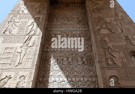 Gemalte Hieroglyphen an das südliche Tor in den Tempel von Karnak Stockfoto