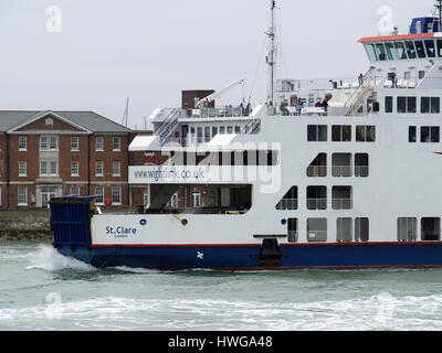 Wightlink Fähre kommt St. Clare in Portsmouth Harbour von Southsea Sea Front, Portsmouth, Hampshire, England, UK Stockfoto