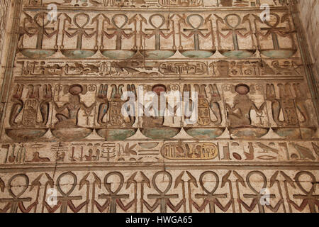 Gemalte Hieroglyphen an das südliche Tor in den Tempel von Karnak Stockfoto