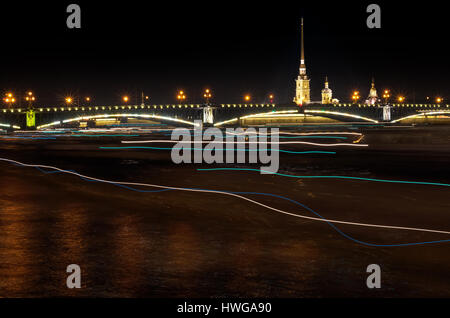 Nacht von St. Petersburg an der Newa, Spuren des Lichts, vielen vorbeifahrenden Schiffe Stockfoto