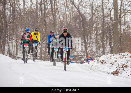 Grass Lake, Michigan - Fahrer in der 50K Waterloo G & G Gravel Road Race auf Straßen durch die Waterloo State Recreation Area. Stockfoto