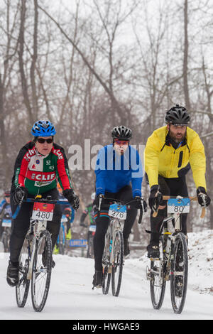 Grass Lake, Michigan - Fahrer in der 50K Waterloo G & G Gravel Road Race auf Straßen durch die Waterloo State Recreation Area. Stockfoto