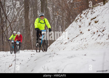 Grass Lake, Michigan - Fahrer in der 50K Waterloo G & G Gravel Road Race auf Straßen durch die Waterloo State Recreation Area. Stockfoto