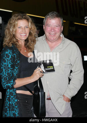 Schauspieler William Shatner und seine Frau, Elizabeth, Förderung seines neuen Albums, wurde am Tower Records am 5. Oktober 2004 in Los Angeles, Kalifornien. Bildnachweis: Francis Specker Stockfoto