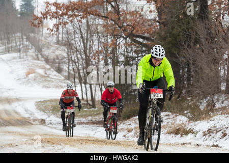 Grass Lake, Michigan - Fahrer in die 100K Waterloo G & G Gravel Road Race auf Straßen durch die Waterloo State Recreation Area. Stockfoto