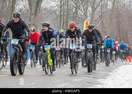 Grass Lake, Michigan - Fahrer starten 50K Waterloo G & G Gravel Road Race auf Straßen durch die Waterloo State Recreation Area. Stockfoto