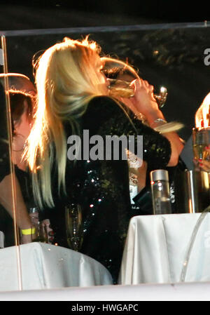 Exklusive Foto von Britney Spears trinken Champagner bei der Night club, Pure, in Las Vegas am Silvester, 31. Dezember 2006. Spears später zusammengebrochen und musste aus dem Club getragen werden. Bildnachweis: Francis Specker Stockfoto