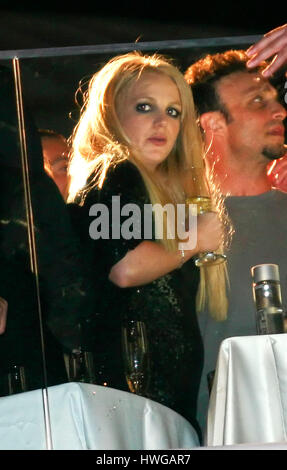 Exklusive Foto von Britney Spears trinken Champagner bei der Night club, Pure, in Las Vegas am Silvester, 31. Dezember 2006. Spears später zusammengebrochen und musste aus dem Club getragen werden. Bildnachweis: Francis Specker Stockfoto