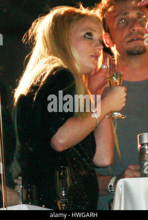 Exklusive Foto von Britney Spears trinken Champagner bei der Night club, Pure, in Las Vegas am Silvester, 31. Dezember 2006. Spears später zusammengebrochen und musste aus dem Club getragen werden. Bildnachweis: Francis Specker Stockfoto