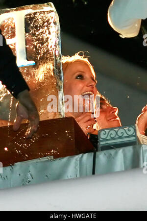 Exklusive Foto von Britney Spears trinken Champagner bei der Night club, Pure, in Las Vegas am Silvester, 31. Dezember 2006. Spears später zusammengebrochen und musste aus dem Club getragen werden. Bildnachweis: Francis Specker Stockfoto