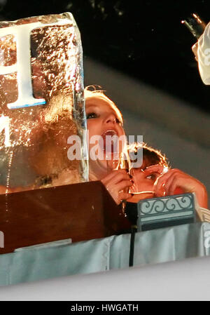 Exklusive Foto von Britney Spears trinken Champagner bei der Night club, Pure, in Las Vegas am Silvester, 31. Dezember 2006. Spears später zusammengebrochen und musste aus dem Club getragen werden. Bildnachweis: Francis Specker Stockfoto