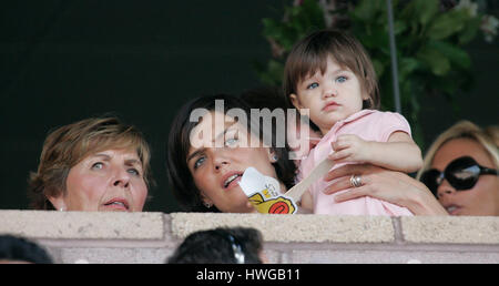 Katie Holmes und Tochter Suri Cruise, zusammen mit Mutter-in-Law, Mary Lee Pfeiffer, links, Mutter von Tom Cruise, Uhren in einer Luxussuite in einem Los Angeles Galaxy Fußballspiel gegen Chelsea im Home Depot Center in Carson, Kalifornien auf Samstag, 21. Juli 2007. Bildnachweis: Francis Specker Stockfoto