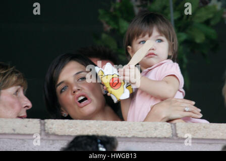 Katie Holmes und Tochter Suri Cruise, zusammen mit Mutter-in-Law, Mary Lee Pfeiffer, links, Mutter von Tom Cruise, Uhren in einer Luxussuite in einem Los Angeles Galaxy Fußballspiel gegen Chelsea im Home Depot Center in Carson, Kalifornien auf Samstag, 21. Juli 2007. Bildnachweis: Francis Specker Stockfoto