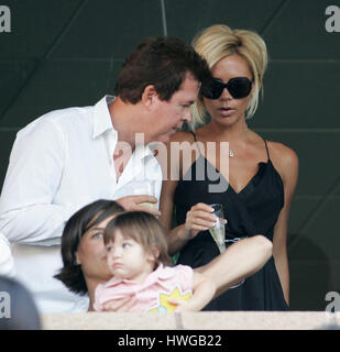 Victoria Beckham im Gespräch mit Simon Fuller als Katie Holmes und Tochter Suri Cruise Uhr in einer Luxussuite in einem Los Angeles Galaxy Fußballspiel gegen Chelsea im Home Depot Center in Carson, Kalifornien auf Samstag, 21. Juli 2007. Bildnachweis: Francis Specker Stockfoto