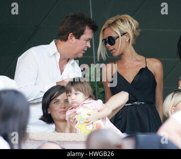 Victoria Beckham im Gespräch mit Simon Fuller als Katie Holmes und Tochter Suri Cruise Uhr in einer Luxussuite in einem Los Angeles Galaxy Fußballspiel gegen Chelsea im Home Depot Center in Carson, Kalifornien auf Samstag, 21. Juli 2007. Bildnachweis: Francis Specker Stockfoto