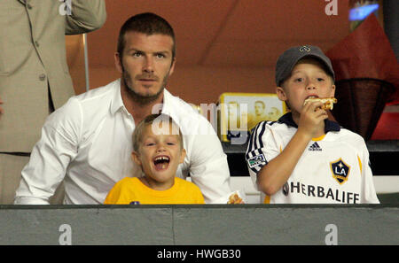 Los Angeles Galaxy David Beckham, links, Uhren ein MLS-Fußball-Spiel gegen Real Salt Lake von einem Luxus-Box mit seinen Söhnen, Romeo, Zentrum und Brooklyn in Carson, Kalifornien, auf Samstag, 1. September 2007. Foto von Francis Specker Stockfoto