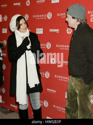 Katie Holmes, links, im Gespräch mit Kevin Kline bei der Premiere des Films "The Extra Man" auf dem Sundance Film Festival in Park City, Utah am 25. Januar 2010. Foto von Francis Specker Stockfoto