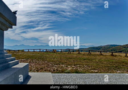 Blick auf Abstand vom Denkmal Stupa zu Rila-Gebirge Stockfoto