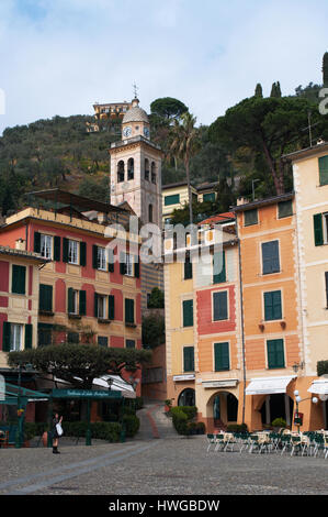 Glockenturm der 12. Jahrhundert Kirche von St. Martin gesehen von der Piazzetta, dem kleinen Quadrat von Portofino, einem Fischerdorf mit bunten Häusern Stockfoto