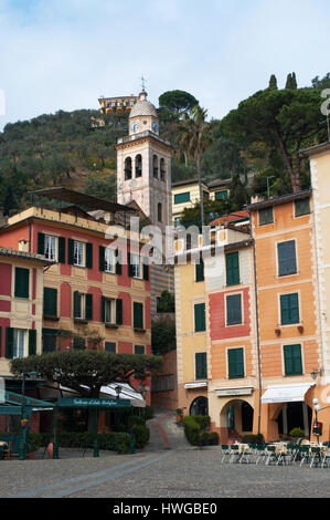 Glockenturm der 12. Jahrhundert Kirche von St. Martin gesehen von der Piazzetta, dem kleinen Quadrat von Portofino, einem Fischerdorf mit bunten Häusern Stockfoto