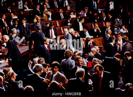 99. Kongressabgeordneten vermischen sich auf dem Boden der großen Halle Haus Kammern des US-Capitol mit ihren Familien am Eröffnungstag des 99. Kongresses. Washington DC., 3. Januar 1985. Foto: Mark Reinstein Stockfoto