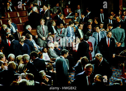 99. Kongressabgeordneten vermischen sich auf dem Boden der großen Halle Haus Kammern des US-Capitol mit ihren Familien am Eröffnungstag des 99. Kongresses. Washington DC., 3. Januar 1985. Foto: Mark Reinstein Stockfoto