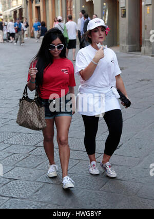 Nicole "Snooki" Polizzi, rotes Hemd und Deena Nicole Cortese gehen um während Staffel 4 von MTVs "Jersey Shore" in Florenz, Itlay am 23. Mai 2011 zu arbeiten. Foto von Francis Specker Stockfoto