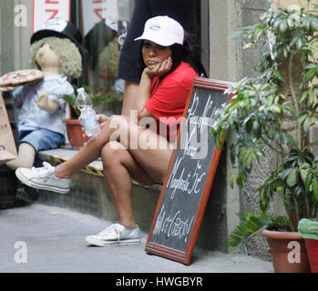 Nicole "Snooki" Polizzi nimmt eine Auszeit außerhalb der o ' Pizzeria Vesuvio während Staffel 4 von MTVs "Jersey Shore" in Florenz, Itlay am 23. Mai 2011. Foto von Francis Specker Stockfoto