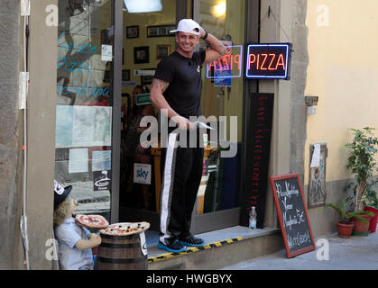 DJ Pauly D vor der Pizzeria O' Vesuvio während der 4. Saison von MTV's 'Jersey Shore' in Florenz, Italien am 23. Mai 2011. Foto von Francis Specker Stockfoto