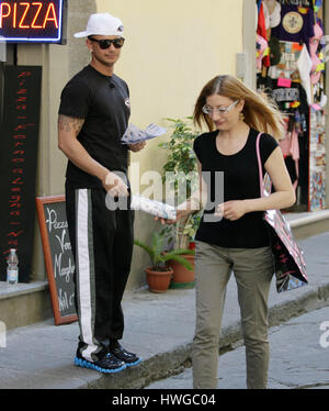 DJ Pauly D vor der Pizzeria O' Vesuvio während der 4. Saison von MTV's 'Jersey Shore' in Florenz, Italien am 23. Mai 2011. Foto von Francis Specker Stockfoto