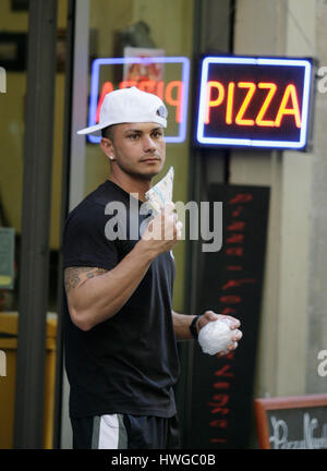 DJ Pauly D vor der Pizzeria O' Vesuvio während der 4. Saison von MTV's 'Jersey Shore' in Florenz, Italien am 23. Mai 2011. Foto von Francis Specker Stockfoto